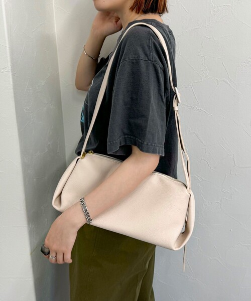 fredy emue(フレディエミュ)の「【WEB限定カラーあり】台形ワンショルバッグ(ショルダーバッグ・レディース・キナリ/ブラウン/キャメル/ブラック・FREE)」の10枚目の写真