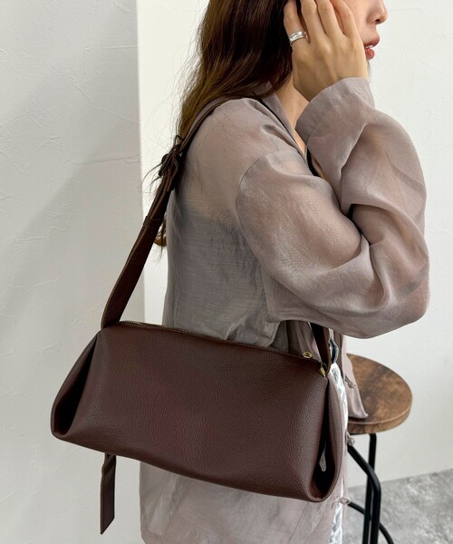 fredy emue(フレディエミュ)の「【WEB限定カラーあり】台形ワンショルバッグ(ショルダーバッグ・レディース・キナリ/ブラウン/キャメル/ブラック・FREE)」の9枚目の写真