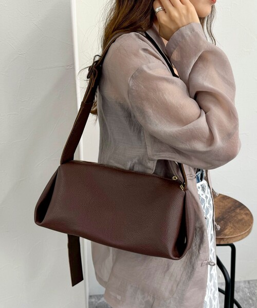 fredy emue(フレディエミュ)の「【WEB限定カラーあり】台形ワンショルバッグ(ショルダーバッグ・レディース・キナリ/ブラウン/キャメル/ブラック・FREE)」の8枚目の写真