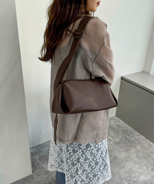 fredy emue(フレディエミュ)の「【WEB限定カラーあり】台形ワンショルバッグ(ショルダーバッグ・レディース・キナリ/ブラウン/キャメル/ブラック・FREE)」の7枚目の写真