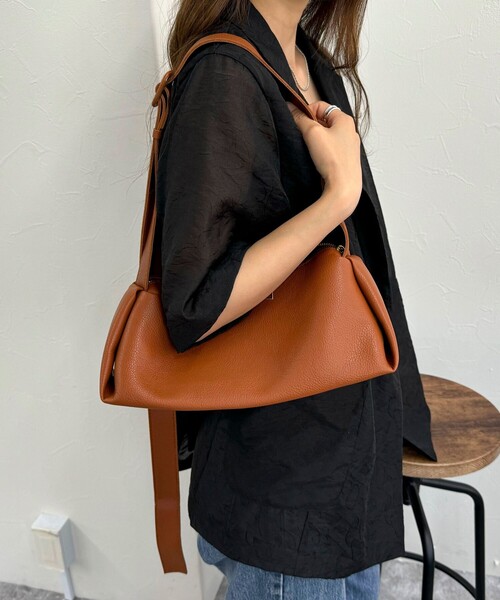 fredy emue(フレディエミュ)の「【WEB限定カラーあり】台形ワンショルバッグ(ショルダーバッグ・レディース・キナリ/ブラウン/キャメル/ブラック・FREE)」の5枚目の写真