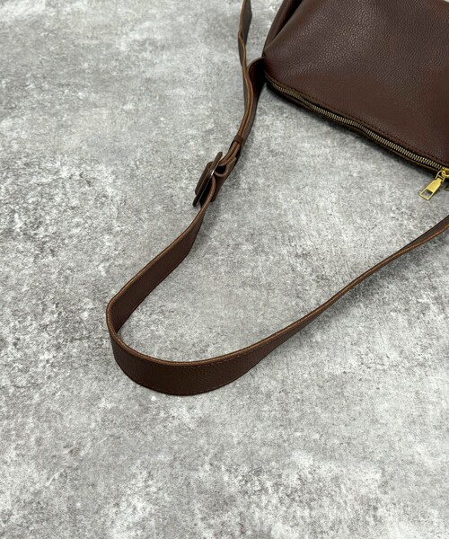 fredy emue(フレディエミュ)の「【WEB限定カラーあり】台形ワンショルバッグ(ショルダーバッグ・レディース・キナリ/ブラウン/キャメル/ブラック・FREE)」の22枚目の写真