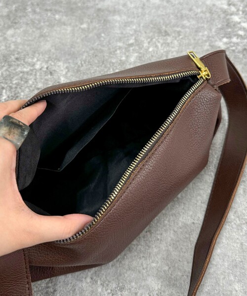 fredy emue(フレディエミュ)の「【WEB限定カラーあり】台形ワンショルバッグ(ショルダーバッグ・レディース・キナリ/ブラウン/キャメル/ブラック・FREE)」の19枚目の写真
