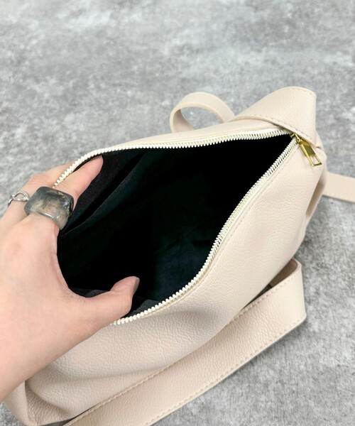 fredy emue(フレディエミュ)の「【WEB限定カラーあり】台形ワンショルバッグ(ショルダーバッグ・レディース・キナリ/ブラウン/キャメル/ブラック・FREE)」の17枚目の写真