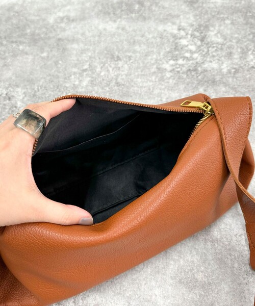 fredy emue(フレディエミュ)の「【WEB限定カラーあり】台形ワンショルバッグ(ショルダーバッグ・レディース・キナリ/ブラウン/キャメル/ブラック・FREE)」の15枚目の写真