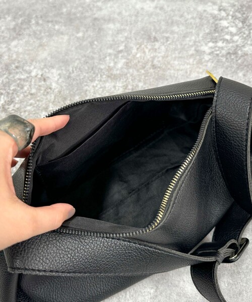 fredy emue(フレディエミュ)の「【WEB限定カラーあり】台形ワンショルバッグ(ショルダーバッグ・レディース・キナリ/ブラウン/キャメル/ブラック・FREE)」の13枚目の写真