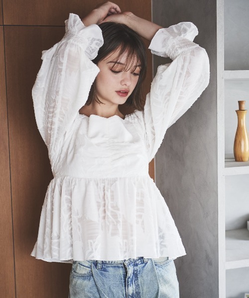 AND COUTURE(アンドクチュール)の「オパールシアーブラウス(シャツ/ブラウス・レディース・ミント/オフホワイト/ブラック・FREE)」の2枚目の写真