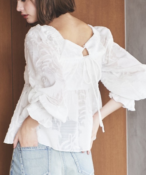 AND COUTURE(アンドクチュール)の「オパールシアーブラウス(シャツ/ブラウス・レディース・ミント/オフホワイト/ブラック・FREE)」の6枚目の写真