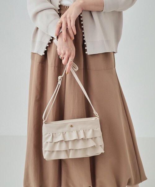 SHOO・LA・RUE（シューラルー）の「◆【軽量】大人かわいい フリルショルダーバッグ（ショルダーバッグ・レディース・アイボリー/ブラック/シルバー・00）」の4枚目の写真