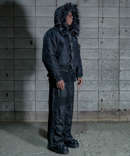 Never mind the XU / Chikashitsu+（ネバーマインド ザ エックスユー / チカシツプラス）の「ストリートファッション DIG YOUR OWN GRAVE ディグ ユア オウン グレイブ COATING BIKER PANTS コーティングバイカーパンツ ワイドカーゴパンツ ワイドパンツ フルレングスパンツ 韓国ファッション 韓国 ストリート（カーゴパンツ・メンズ・ブラック・M/L）」の4枚目の写真