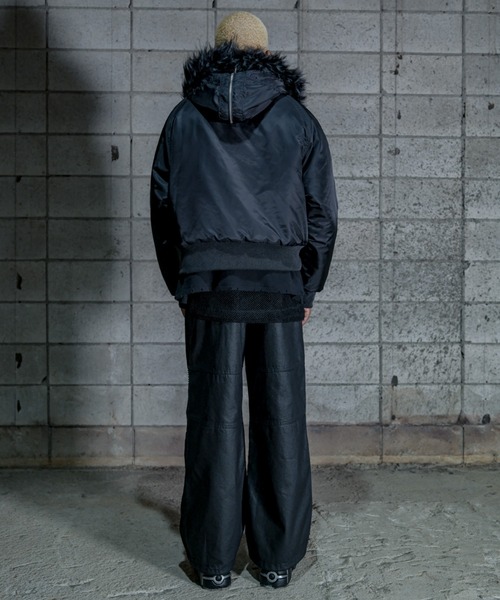 Never mind the XU / Chikashitsu+（ネバーマインド ザ エックスユー / チカシツプラス）の「ストリートファッション DIG YOUR OWN GRAVE ディグ ユア オウン グレイブ COATING BIKER PANTS コーティングバイカーパンツ ワイドカーゴパンツ ワイドパンツ フルレングスパンツ 韓国ファッション 韓国 ストリート（カーゴパンツ・メンズ・ブラック・M/L）」の6枚目の写真