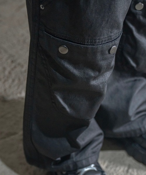 Never mind the XU / Chikashitsu+（ネバーマインド ザ エックスユー / チカシツプラス）の「ストリートファッション DIG YOUR OWN GRAVE ディグ ユア オウン グレイブ COATING BIKER PANTS コーティングバイカーパンツ ワイドカーゴパンツ ワイドパンツ フルレングスパンツ 韓国ファッション 韓国 ストリート（カーゴパンツ・メンズ・ブラック・M/L）」の16枚目の写真