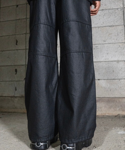 Never mind the XU / Chikashitsu+（ネバーマインド ザ エックスユー / チカシツプラス）の「ストリートファッション DIG YOUR OWN GRAVE ディグ ユア オウン グレイブ COATING BIKER PANTS コーティングバイカーパンツ ワイドカーゴパンツ ワイドパンツ フルレングスパンツ 韓国ファッション 韓国 ストリート（カーゴパンツ・メンズ・ブラック・M/L）」の14枚目の写真