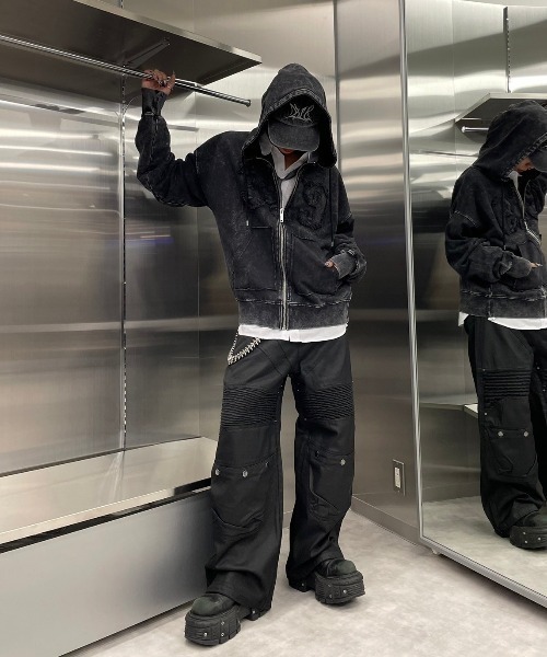 Never mind the XU / Chikashitsu+（ネバーマインド ザ エックスユー / チカシツプラス）の「ストリートファッション DIG YOUR OWN GRAVE ディグ ユア オウン グレイブ COATING BIKER PANTS コーティングバイカーパンツ ワイドカーゴパンツ ワイドパンツ フルレングスパンツ 韓国ファッション 韓国 ストリート（カーゴパンツ・メンズ・ブラック・M/L）」の20枚目の写真