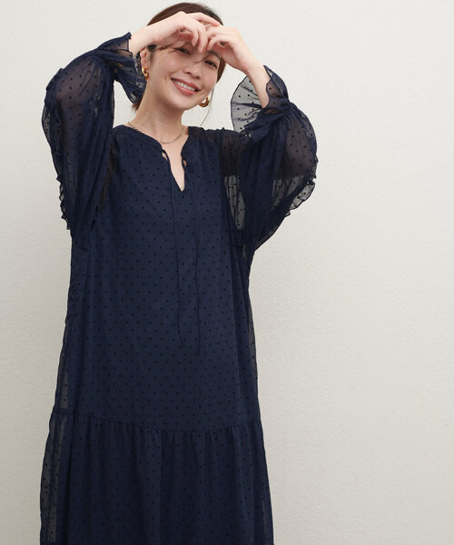 natural couture(ナチュラルクチュール)の「フリルトリム袖ティアードワンピース(ワンピース・レディース・オフホワイト/ネイビー・MEDIUM/LARGE)」の2枚目の写真