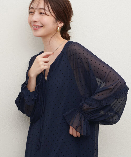 natural couture(ナチュラルクチュール)の「フリルトリム袖ティアードワンピース(ワンピース・レディース・オフホワイト/ネイビー・MEDIUM/LARGE)」の5枚目の写真