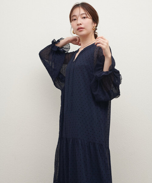 natural couture(ナチュラルクチュール)の「フリルトリム袖ティアードワンピース(ワンピース・レディース・オフホワイト/ネイビー・MEDIUM/LARGE)」の8枚目の写真