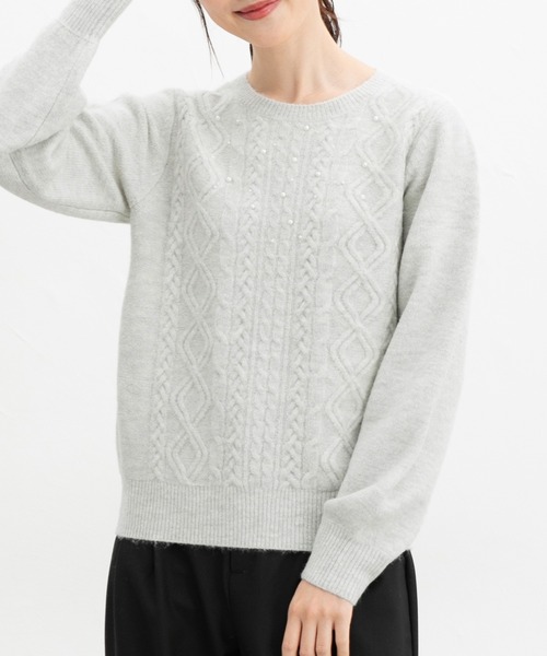 Honeys（ハニーズ）の「【ふんわりもちもち】ケーブル編パール付ニット