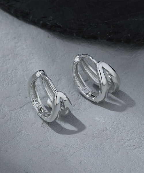 SBG（エスビー）の「SBG ダブルフープピアス 片耳（ピアス（片耳用）・メンズ・ブラック/シルバー・FREE）」の6枚目の写真