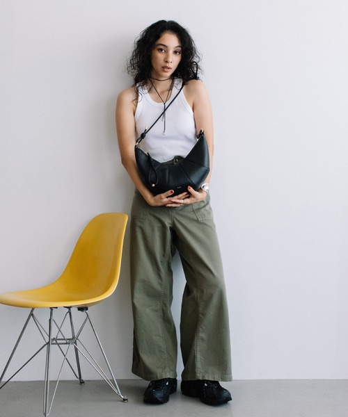 Beau're(ヴュレ)の「BEAURE ヴュレ カウレザー クロワッサン ショルダー(ショルダーバッグ・レディース・ブラック/アイボリー・FREE)」の10枚目の写真