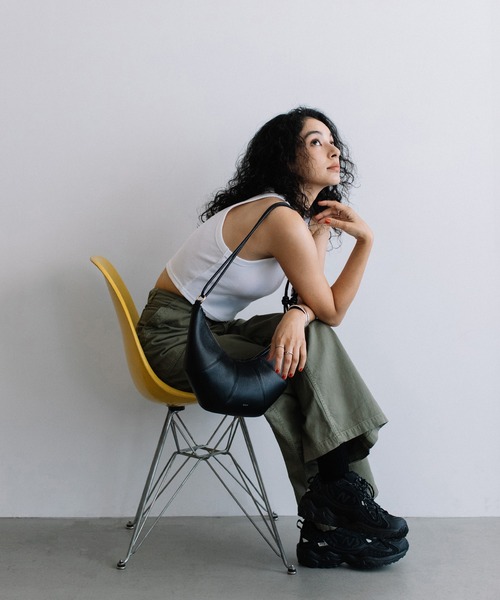 Beau're(ヴュレ)の「BEAURE ヴュレ カウレザー クロワッサン ショルダー(ショルダーバッグ・レディース・ブラック/アイボリー・FREE)」の12枚目の写真
