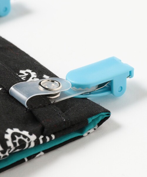 こども ビームス（コドモビームス）の「lusikka / バンダナ柄 移動ポケット（ボディバッグ/ウエストポーチ・キッズ・ブラック/サックスブルー・ONE SIZE）」の6枚目の写真