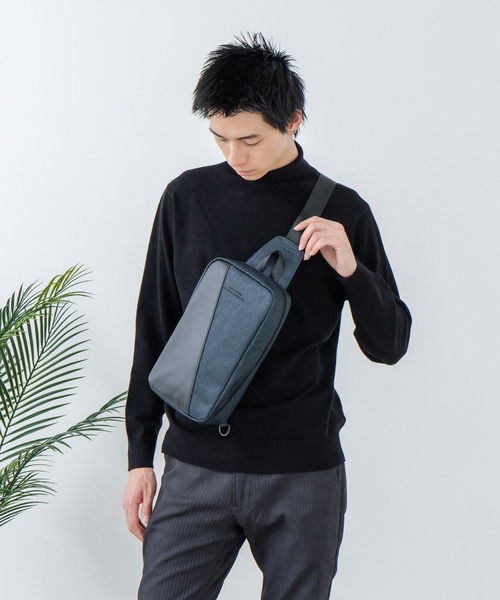Blue Standard （ブルースタンダード）の「【BULE STANDARD/ブルースタンダード】【コンパクトな荷物でのお出掛けにぴったり】切り替え フェイクレザー ボディーバッグ 内ポケット付き デイリーユース トラベル イベント お出かけ 旅行 ユニセックス（ボディバッグ/ウエストポーチ・メンズ・ブラック/ネイビー・FREE）」の9枚目の写真