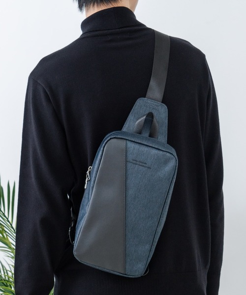 Blue Standard （ブルースタンダード）の「【BULE STANDARD/ブルースタンダード】【コンパクトな荷物でのお出掛けにぴったり】切り替え フェイクレザー ボディーバッグ 内ポケット付き デイリーユース トラベル イベント お出かけ 旅行 ユニセックス（ボディバッグ/ウエストポーチ・メンズ・ブラック/ネイビー・FREE）」の6枚目の写真