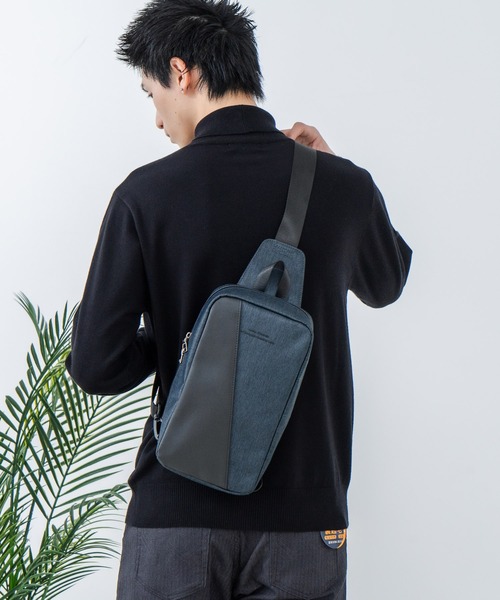 Blue Standard （ブルースタンダード）の「【BULE STANDARD/ブルースタンダード】【コンパクトな荷物でのお出掛けにぴったり】切り替え フェイクレザー ボディーバッグ 内ポケット付き デイリーユース トラベル イベント お出かけ 旅行 ユニセックス（ボディバッグ/ウエストポーチ・メンズ・ブラック/ネイビー・FREE）」の5枚目の写真