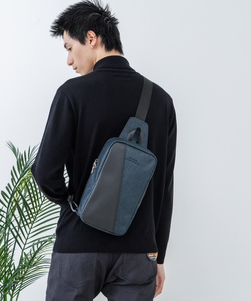 Blue Standard （ブルースタンダード）の「【BULE STANDARD/ブルースタンダード】【コンパクトな荷物でのお出掛けにぴったり】切り替え フェイクレザー ボディーバッグ 内ポケット付き デイリーユース トラベル イベント お出かけ 旅行 ユニセックス（ボディバッグ/ウエストポーチ・メンズ・ブラック/ネイビー・FREE）」の4枚目の写真