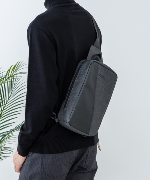 Blue Standard （ブルースタンダード）の「【BULE STANDARD/ブルースタンダード】【コンパクトな荷物でのお出掛けにぴったり】切り替え フェイクレザー ボディーバッグ 内ポケット付き デイリーユース トラベル イベント お出かけ 旅行 ユニセックス（ボディバッグ/ウエストポーチ・メンズ・ブラック/ネイビー・FREE）」の11枚目の写真