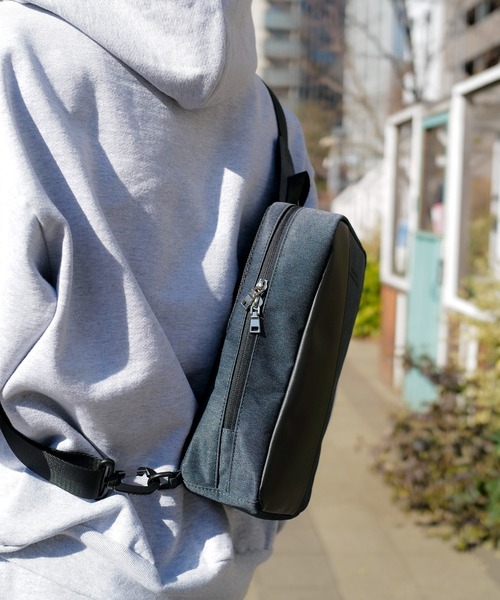 Blue Standard （ブルースタンダード）の「【BULE STANDARD/ブルースタンダード】【コンパクトな荷物でのお出掛けにぴったり】切り替え フェイクレザー ボディーバッグ 内ポケット付き デイリーユース トラベル イベント お出かけ 旅行 ユニセックス（ボディバッグ/ウエストポーチ・メンズ・ブラック/ネイビー・FREE）」の22枚目の写真