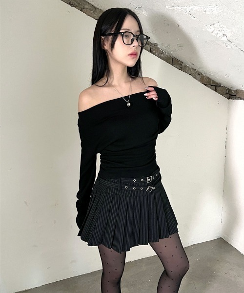 4INT.(フォイント)の「【ギークシック / インナーパンツ付き】 ダブルベルト ストライプ プリーツ ミニ スカート(スカート・レディース・チャコールグレー/ブラック・M/S)」の5枚目の写真