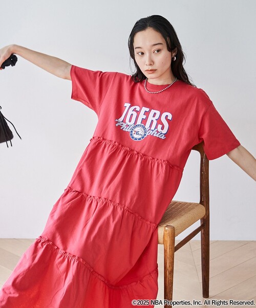 coen(コーエン)の「NBA別注 ティアードロゴプリントTシャツワンピース(ワンピース・レディース・オフホワイト/レッド/ダークグレー・FREE)」の3枚目の写真