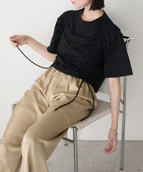forksy.(フォルクシー)の「【forksy.】ドロストギャザー クロップド丈Tシャツ(Tシャツ/カットソー・レディース・ホワイト/ライトイエロー/ブルー/ブラック・FREE)」の2枚目の写真