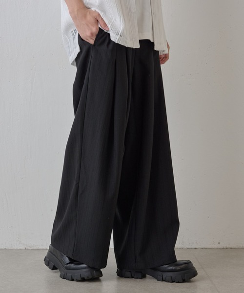 COLONY 2139（コロニートゥーワンスリーナイン）の「ランダムヘリンボーン2タックワイドパンツ（スラックス・メンズ・ブラック/グレー・LARGE/MEDIUM）」の2枚目の写真