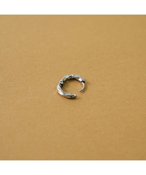 LENERA(レネラ)の「ツイストフープピアス(ピアス(両耳用)・レディース・ブラック/シルバー/ゴールド・10/12/14)」の22枚目の写真