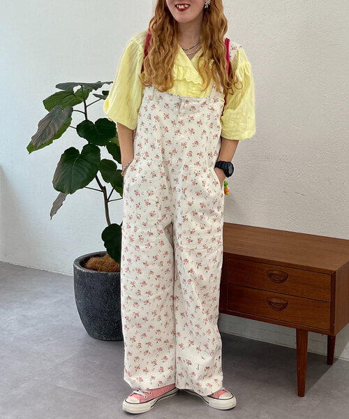 w closet（ダブルクローゼット）の「花柄サロペット（サロペット/オーバーオール・レディース・ブルー/アイボリー・FREE）」の3枚目の写真