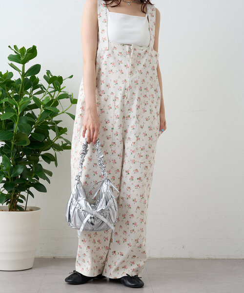 w closet（ダブルクローゼット）の「花柄サロペット（サロペット/オーバーオール・レディース・ブルー/アイボリー・FREE）」の6枚目の写真