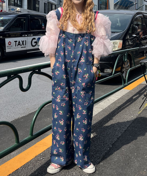 w closet（ダブルクローゼット）の「花柄サロペット（サロペット/オーバーオール・レディース・ブルー/アイボリー・FREE）」の11枚目の写真