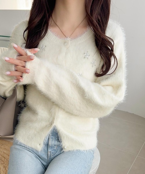 mily bilet(ミウィビレット)の「【mily bilet】ふわっと贅沢、きらめきビジューが映えるシャギーカーデ♪フェザーシャギーニットカーディガン(カーディガン/ボレロ・レディース・チャコールグレー/グレー/アイボリー/パープル/レッド・LARGE/MEDIUM/SMALL/X-LARGE)」の6枚目の写真