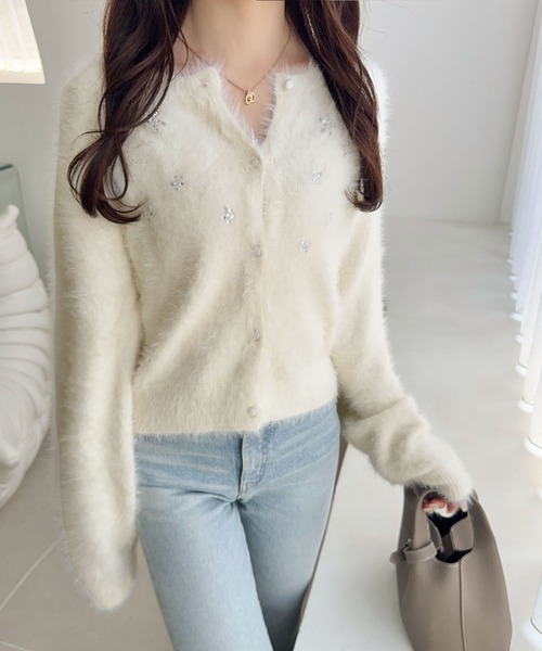 mily bilet(ミウィビレット)の「【mily bilet】ふわっと贅沢、きらめきビジューが映えるシャギーカーデ♪フェザーシャギーニットカーディガン(カーディガン/ボレロ・レディース・チャコールグレー/グレー/アイボリー/パープル/レッド・LARGE/MEDIUM/SMALL/X-LARGE)」の9枚目の写真