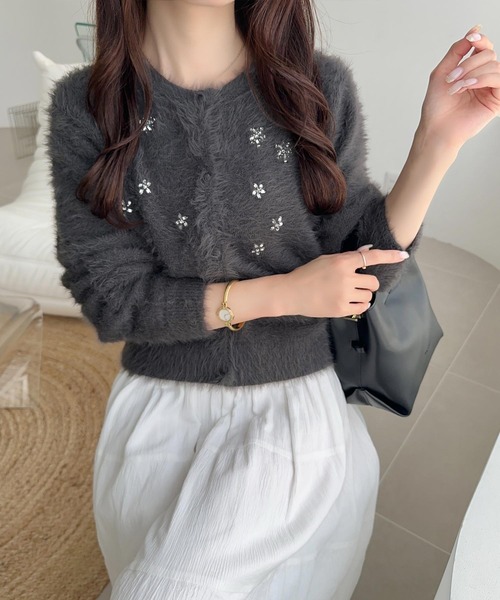 mily bilet(ミウィビレット)の「【mily bilet】ふわっと贅沢、きらめきビジューが映えるシャギーカーデ♪フェザーシャギーニットカーディガン(カーディガン/ボレロ・レディース・チャコールグレー/グレー/アイボリー/パープル/レッド・LARGE/MEDIUM/SMALL/X-LARGE)」の16枚目の写真