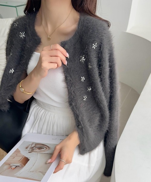mily bilet(ミウィビレット)の「【mily bilet】ふわっと贅沢、きらめきビジューが映えるシャギーカーデ♪フェザーシャギーニットカーディガン(カーディガン/ボレロ・レディース・チャコールグレー/グレー/アイボリー/パープル/レッド・LARGE/MEDIUM/SMALL/X-LARGE)」の17枚目の写真