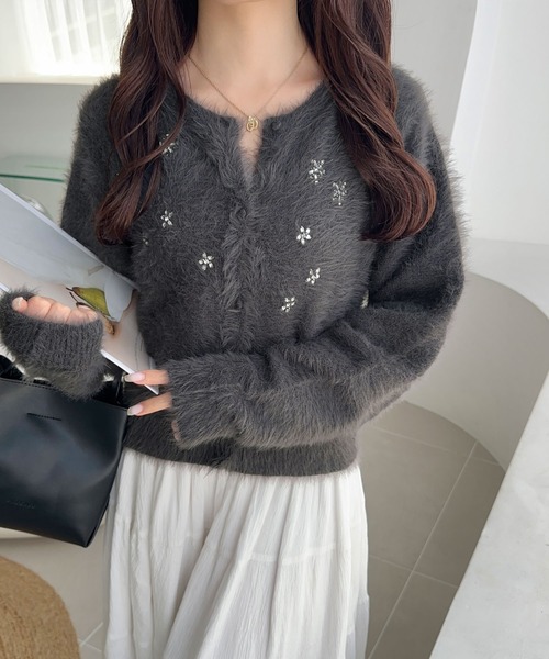 mily bilet(ミウィビレット)の「【mily bilet】ふわっと贅沢、きらめきビジューが映えるシャギーカーデ♪フェザーシャギーニットカーディガン(カーディガン/ボレロ・レディース・チャコールグレー/グレー/アイボリー/パープル/レッド・LARGE/MEDIUM/SMALL/X-LARGE)」の20枚目の写真