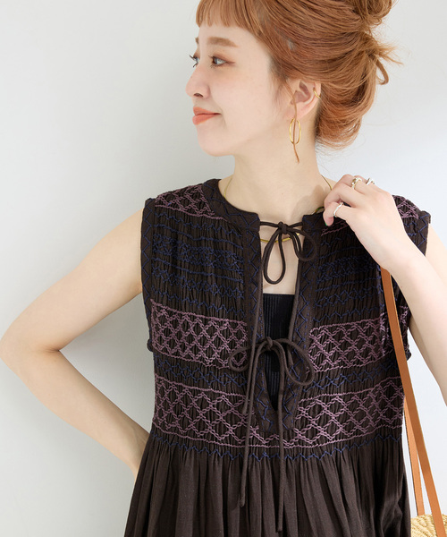 B.C STOCK（ベーセーストック）の「手洗い可 / 2WAYスモッキングワンピース（ワンピース・レディース・ブルー/ブラウン/レッド・FREE）」の6枚目の写真