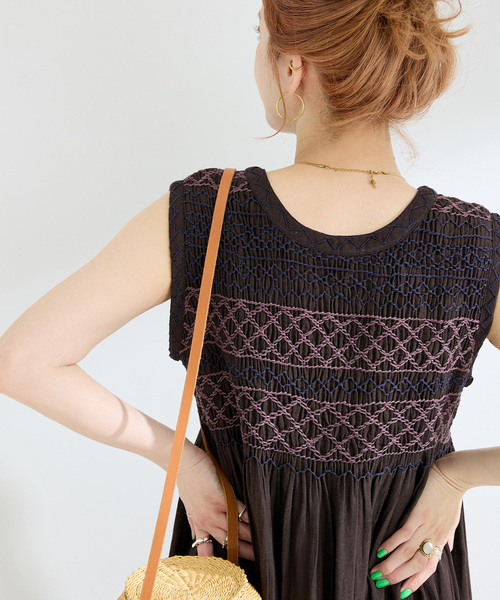 B.C STOCK（ベーセーストック）の「手洗い可 / 2WAYスモッキングワンピース（ワンピース・レディース・ブルー/ブラウン/レッド・FREE）」の5枚目の写真