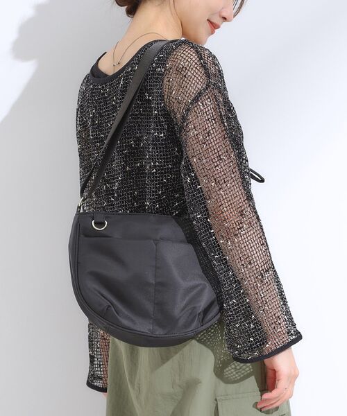SHOO・LA・RUE(シューラルー)の「【撥水】フロントポケットハーフムーンショルダーバッグ(ショルダーバッグ・レディース・ブラック/パープル/ベージュ/ダークグレー/ライトグレー/ブルー・00)」の2枚目の写真
