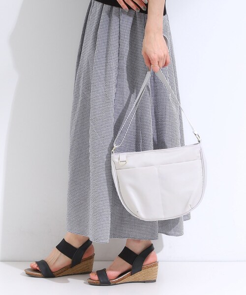 SHOO・LA・RUE(シューラルー)の「【撥水】フロントポケットハーフムーンショルダーバッグ(ショルダーバッグ・レディース・ブラック/パープル/ベージュ/ダークグレー/ライトグレー/ブルー・00)」の7枚目の写真