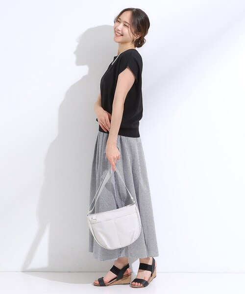 SHOO・LA・RUE(シューラルー)の「【撥水】フロントポケットハーフムーンショルダーバッグ(ショルダーバッグ・レディース・ブラック/パープル/ベージュ/ダークグレー/ライトグレー/ブルー・00)」の8枚目の写真